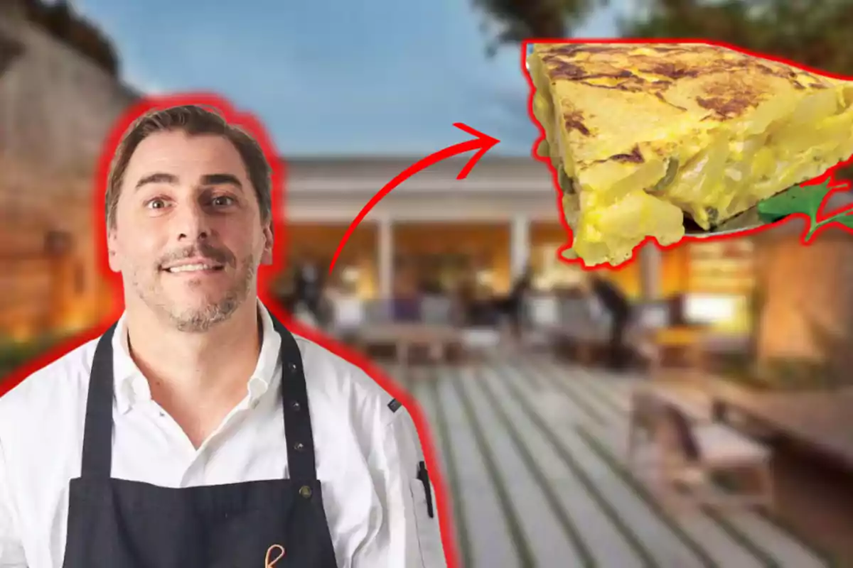 Un hombre con delantal sonríe frente a un fondo desenfocado de un patio al aire libre, con una imagen de una tortilla de patatas resaltada a su lado.