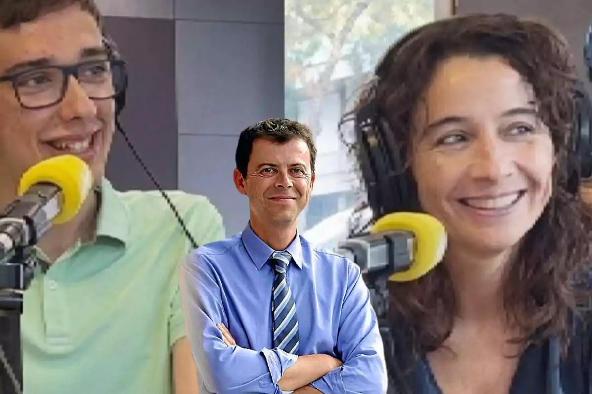 Tres persones en un estudi de ràdio, dues usant auriculars i parlant davant micròfons amb protectors grocs, mentre la tercera persona està dreta amb els braços creuats i una camisa blava.