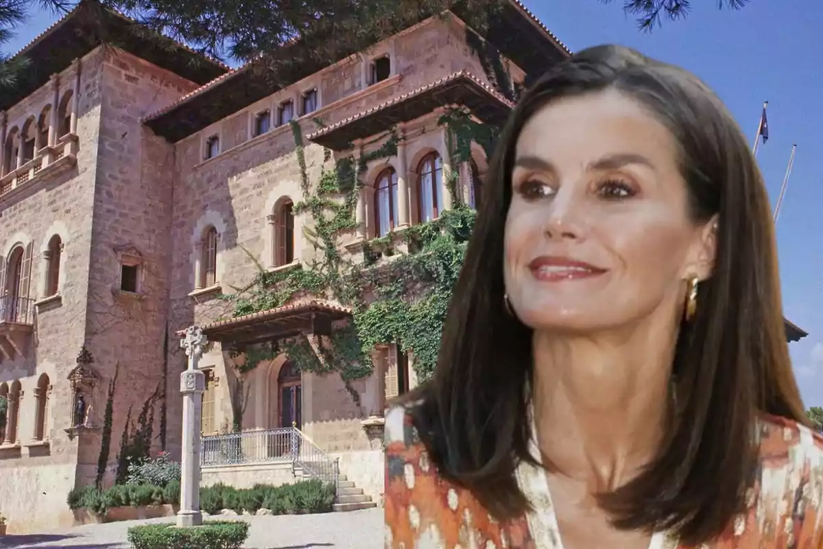 Una mujer sonriente frente a un edificio histórico cubierto de enredaderas.