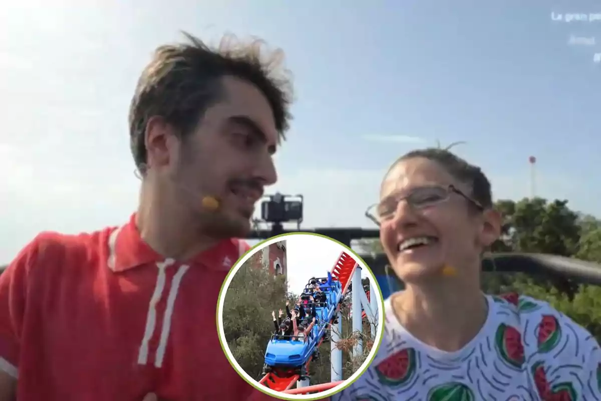 Dos personas sonrientes con micrófonos en una montaña rusa con una imagen insertada de una montaña rusa azul con pasajeros levantando las manos.