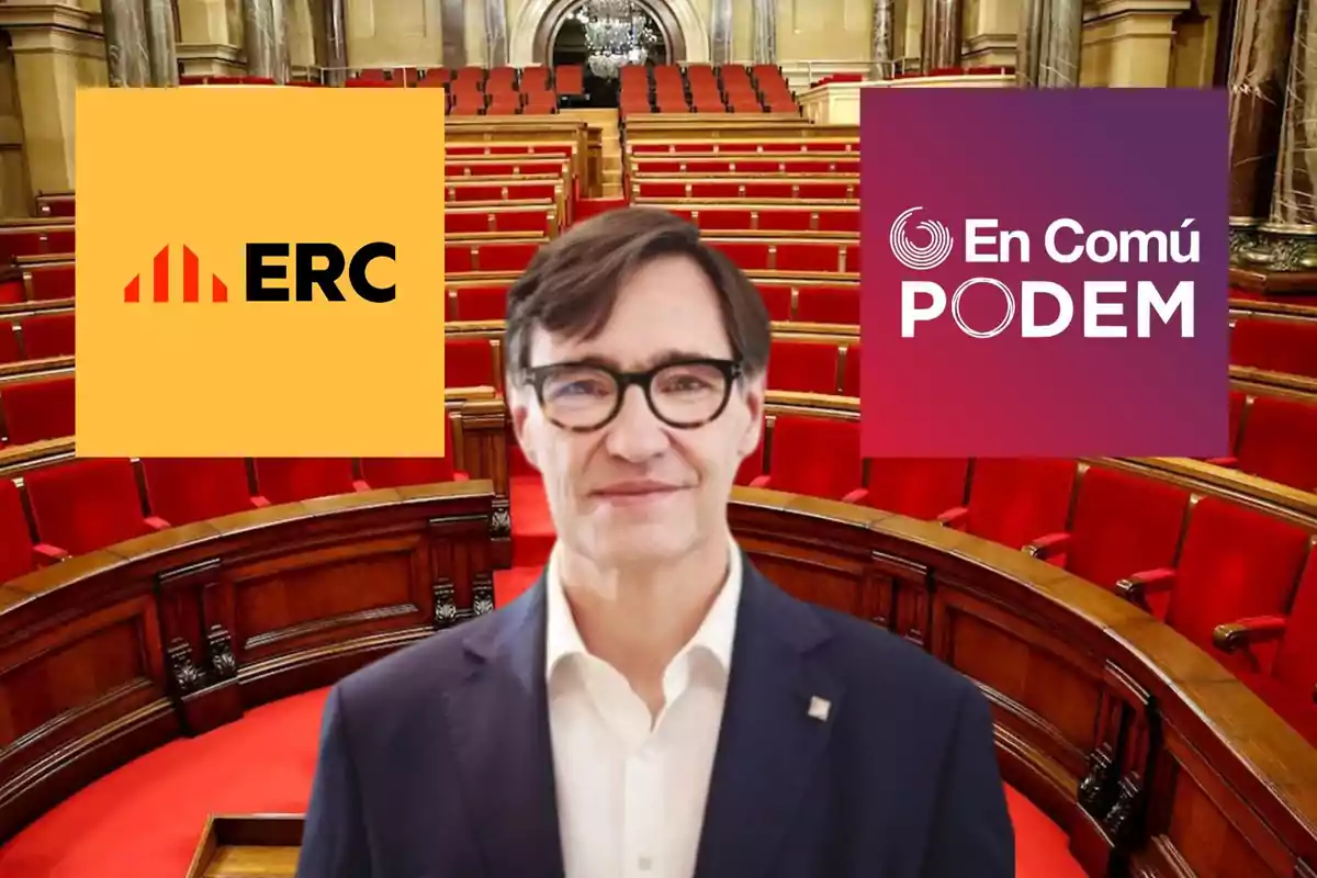 Hombre con gafas y traje frente a un parlamento con los logotipos de ERC y En Comú Podem.