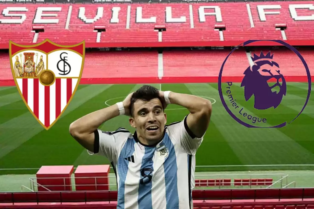 Un jugador de futbol amb la samarreta d'Argentina es mostra amb les mans al cap en un estadi amb el nom "Sevilla FC" a les grades, acompanyat dels logotips del Sevilla FC i la Premier League.