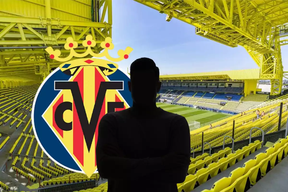 Una persona en silueta davant del logo del Vila-real CF a l'estadi de l'equip.