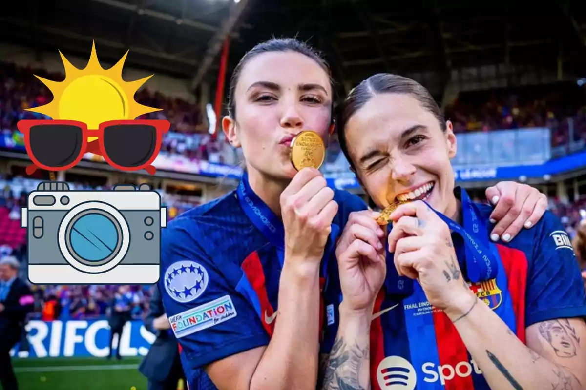 Dues jugadores de futbol celebren amb medalles d'or en un estadi, una besa la medalla mentre l'altra la mossega, totes dues porten samarretes del FC Barcelona i tenen medalles penjades al coll, hi ha un emoji de sol amb ulleres de sol i una càmera superposat a la imatge.