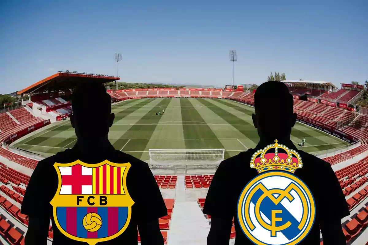 Dos siluetas de personas con los escudos del FC Barcelona y el Real Madrid en sus camisetas, de pie frente a un estadio de fútbol vacío.