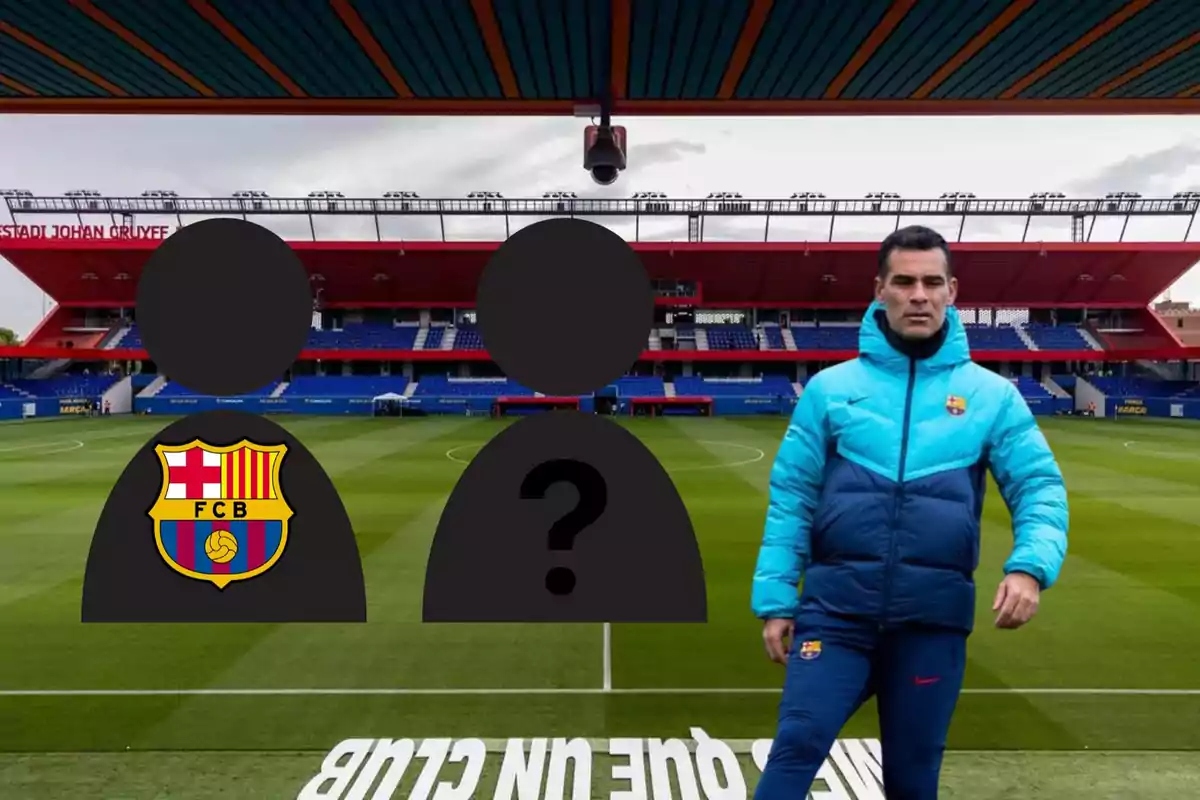 Un home amb una jaqueta blava del FC Barcelona està dret en un estadi de futbol, amb dues figures fosques amb el logotip del FC Barcelona i un signe d'interrogació.