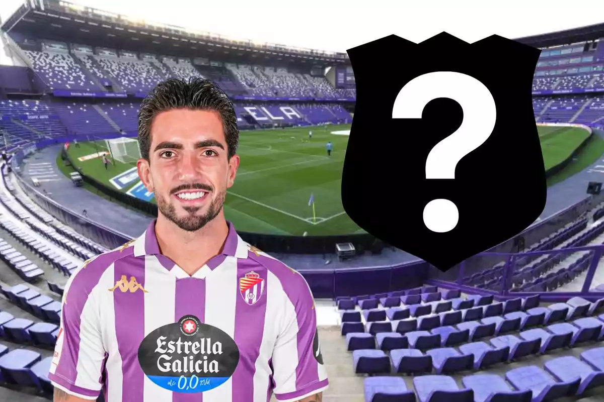 Jugador del Real Valladolid a l'estadi amb un escut negre i un signe d'interrogació.