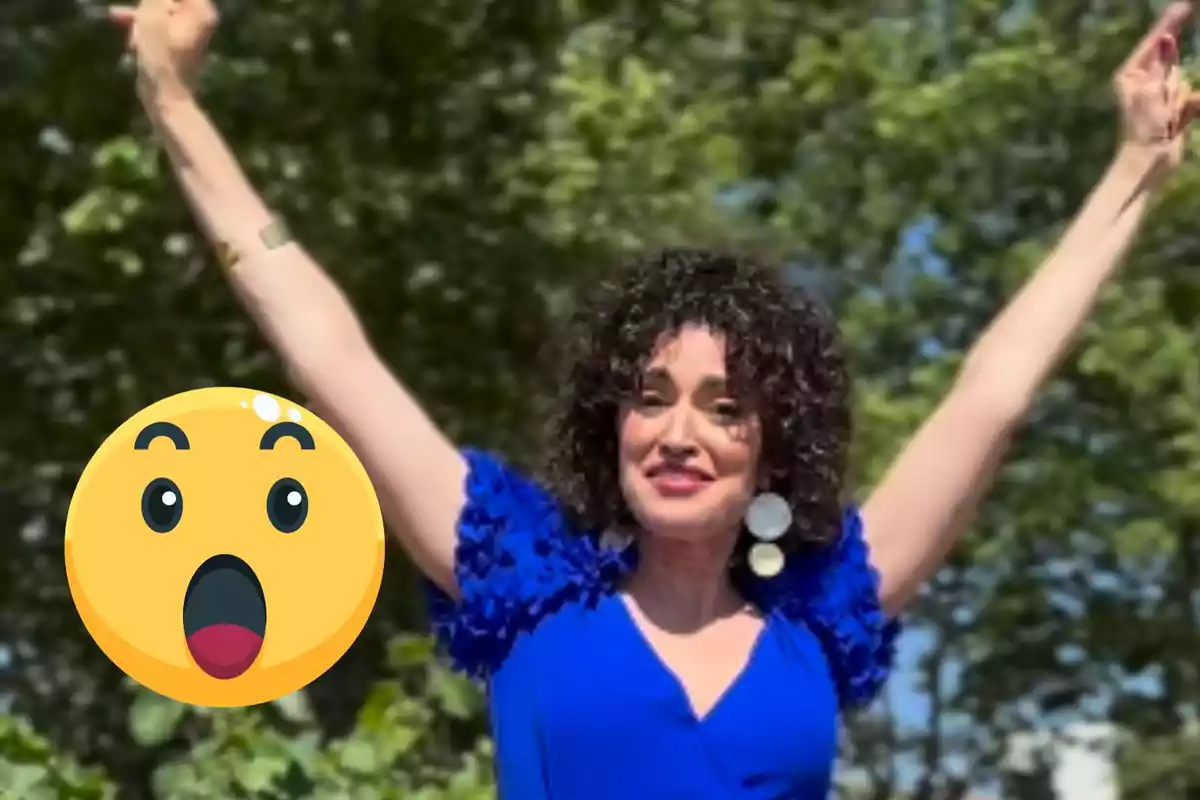 Persona amb vestit blau aixecant els braços i un emoji sorprès en primer pla.