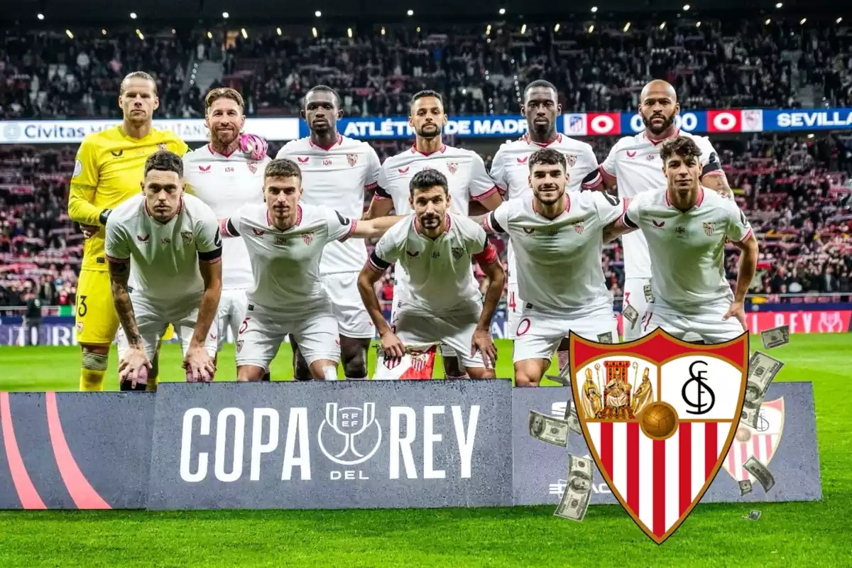 Jugadors del Sevilla en un partit de la Copa del Rei davant de l'Atlètic