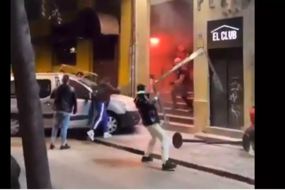 Un grup de joves provoca destrosses a l'entrada de la discoteca Platea de Girona