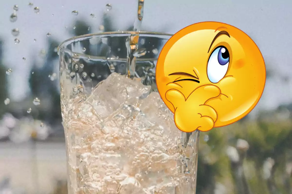 Vas amb gel i aigua servint-se mentre un emoji pensatiu cobreix part de la imatge