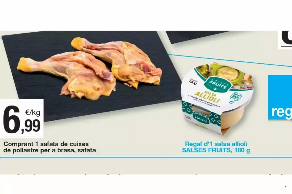 Safata de cuixes de pollastre cru al costat d'un envàs de salsa allioli, amb preu de 6,99 €/kg i promoció de regal de salsa. Safata de cuixes de pollastre cru al costat d'un envàs de salsa allioli, amb preu de 6,99 €/kg i promoció de regal de salsa.