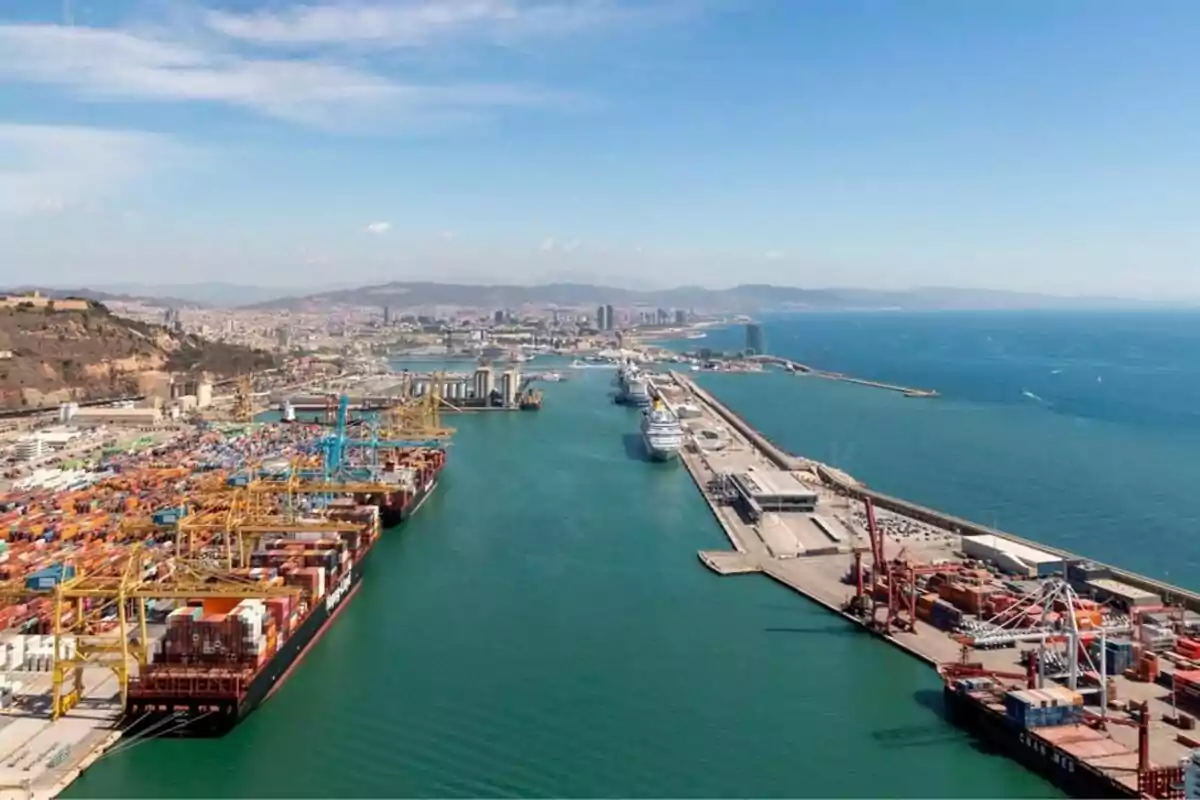 El Port de Barcelona en un dia assolellat