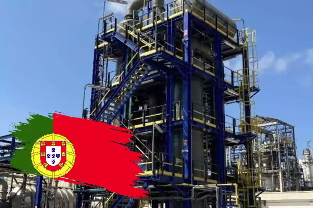 Muntatge amb la imatge de l'empresa referenciada a la notícia ia la cantonada inferior esquerra, la bandera de Portugal