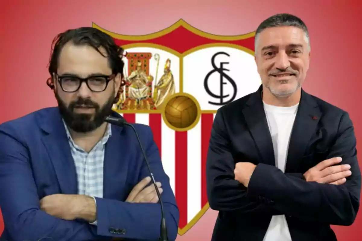 Dos homes posen davant de l'escut del Sevilla FC.