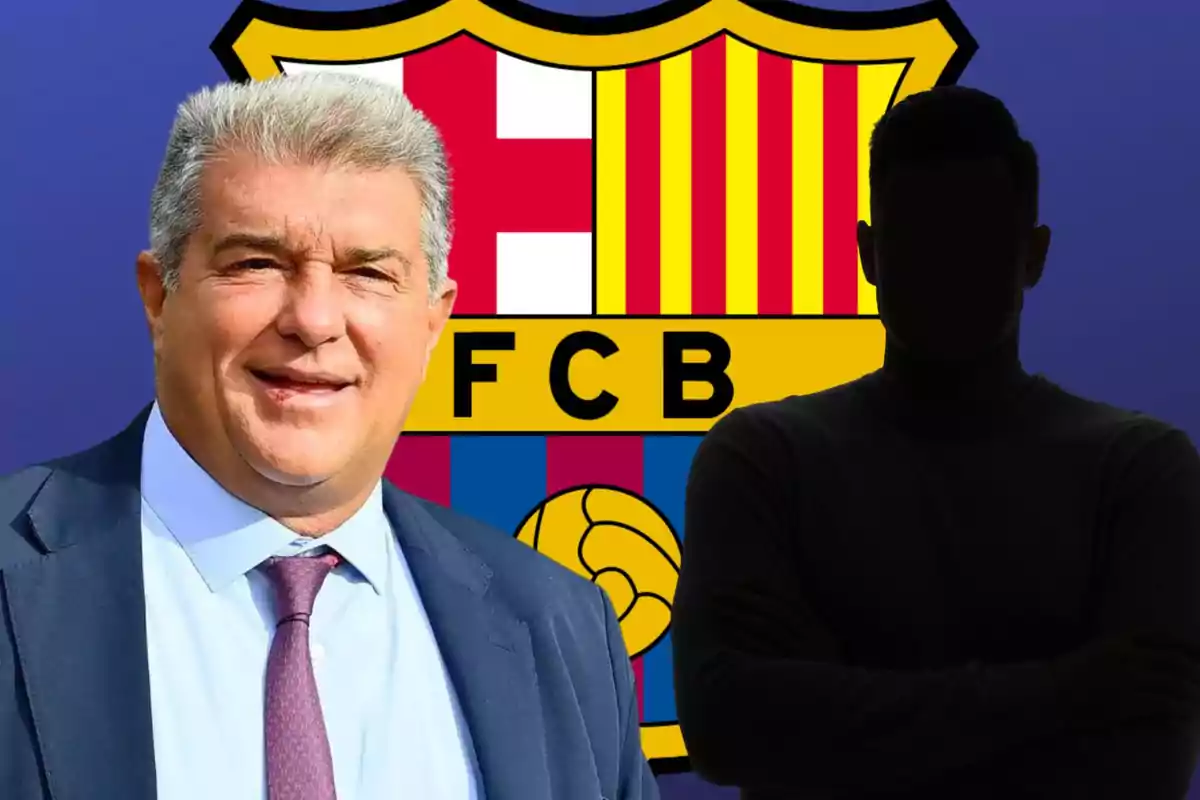 Un home de cabell canós i vestit somriu davant de l'escut del FC Barcelona, mentre que al costat hi ha una silueta fosca d'una persona amb els braços plegats.