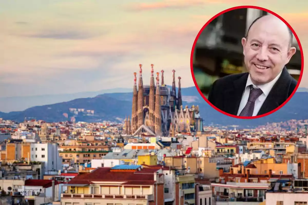 Vista panorámica de la Sagrada Familia en Barcelona con un retrato de un hombre en un círculo rojo en la esquina superior derecha.