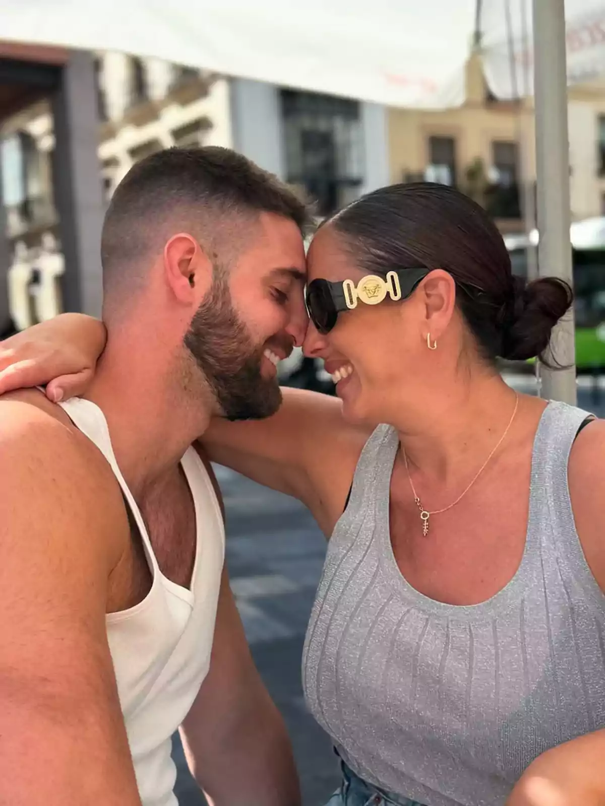 David Rodríguez y Anabel Pantoja sonriente se toca la frente mientras disfruta de un momento juntos al aire libre. David Rodríguez y Anabel Pantoja sonriente se toca la frente mientras disfruta de un momento juntos al aire libre.