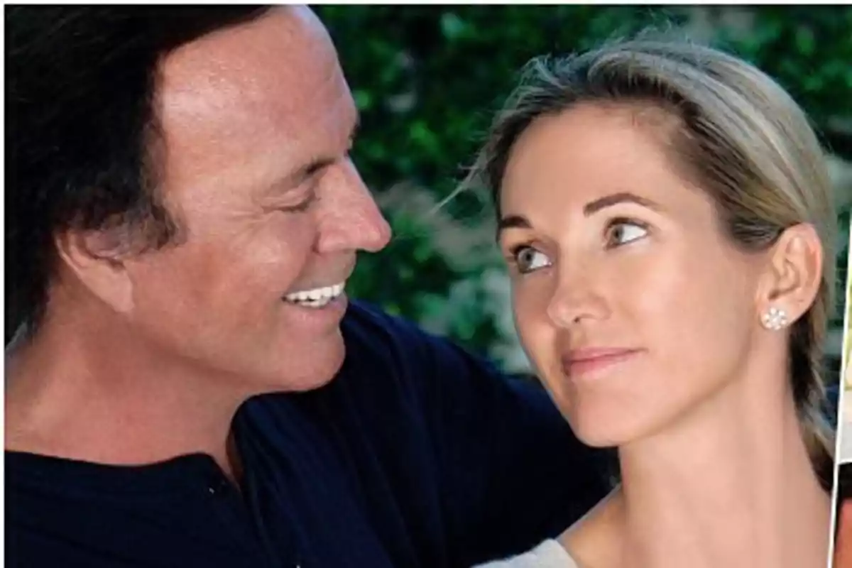 Julio Iglesias y Miranda Rijnsburger se miran con afecto mientras están al aire libre.