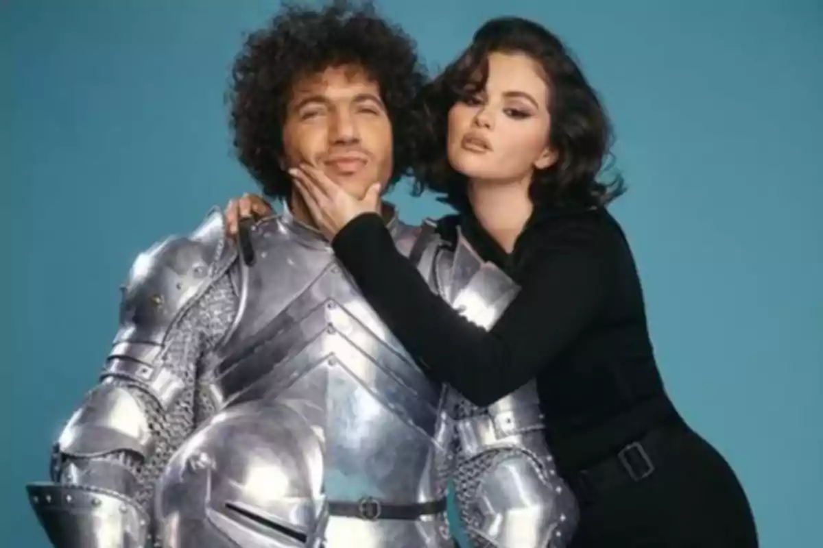 Selena Gómez posa al costat de Benny Blanco vestit amb una armadura medieval. Selena Gómez posa al costat de Benny Blanco vestit amb una armadura medieval.