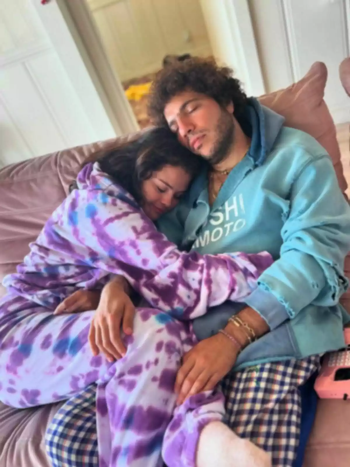 Selena Gómez i Benny Blanco descansant abraçats en un sofà, tots dos amb roba còmoda i acolorida. Selena Gómez i Benny Blanco descansant abraçats en un sofà, tots dos amb roba còmoda i acolorida.
