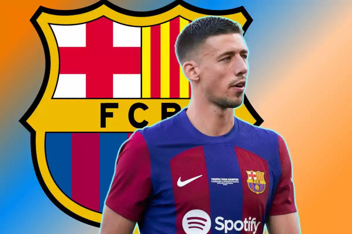 Un jugador de futbol amb l?uniforme del FC Barcelona davant l?escut del club.