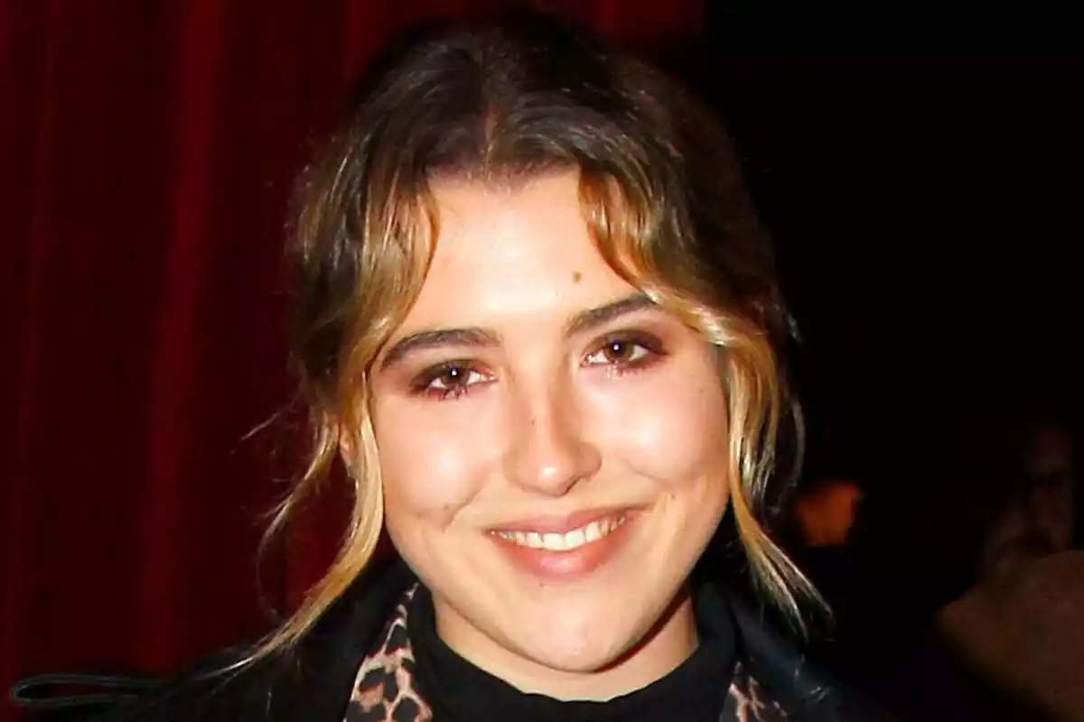 Primer plano de Alba Díaz sonriendo con dos mechones ondulados en el espectáculo '15 años de lágrimas' Primer plano de Alba Díaz sonriendo con dos mechones ondulados en el espectáculo '15 años de lágrimas'