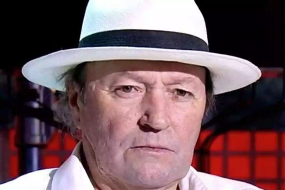Primer plano de Amador Mohedano con rostro serio Primer plano de Amador Mohedano con rostro serio