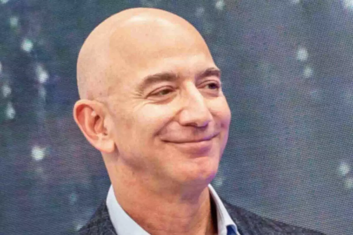 Primer plano de Jeff Bezos sonriendo.