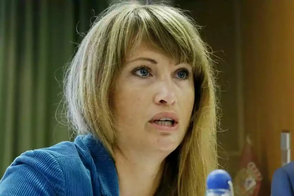Eva Sannum amb cabell ros i ulls blaus parlant davant d'un micròfon. Eva Sannum amb cabell ros i ulls blaus parlant davant d'un micròfon.