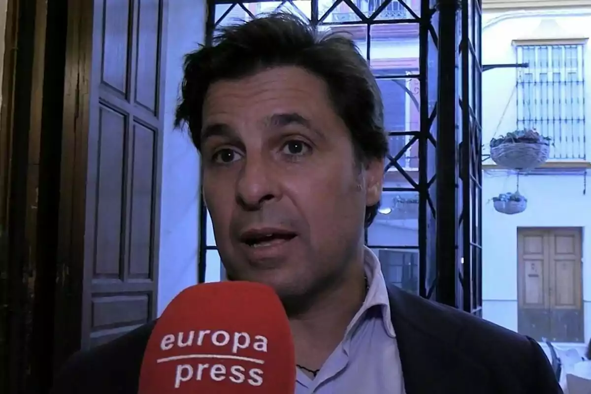Fran Rivera parlant davant d'un micròfon d'Europa Press en un entorn urbà. Fran Rivera parlant davant d'un micròfon d'Europa Press en un entorn urbà.