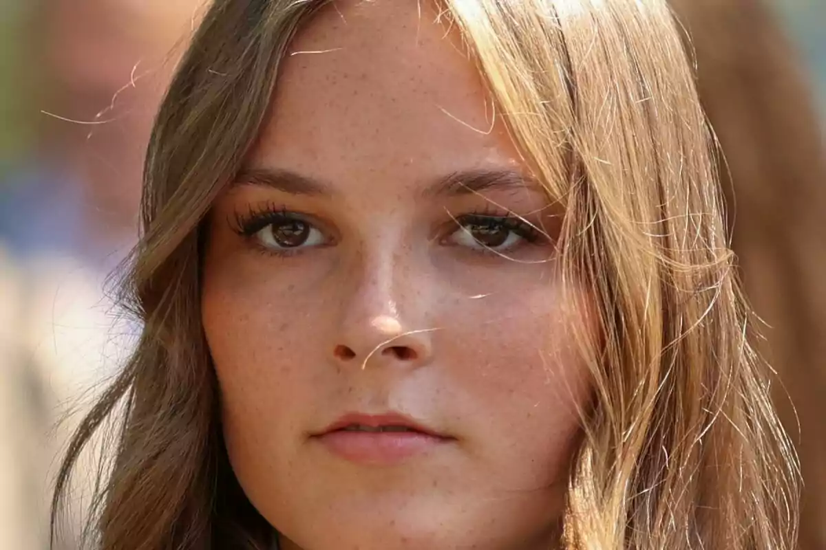 Primer pla de la princesa Ingrid Alexandra de Noruega mirant al front i amb rostre seriós. Primer pla de la princesa Ingrid Alexandra de Noruega mirant al front i amb rostre seriós.