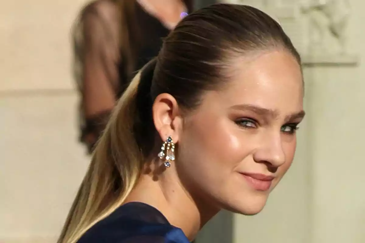 Primer plano de Irene Urdangarin con el cabello recogido y pendientes elegantes mirando hacia la cámara. Primer plano de Irene Urdangarin con el cabello recogido y pendientes elegantes mirando hacia la cámara.