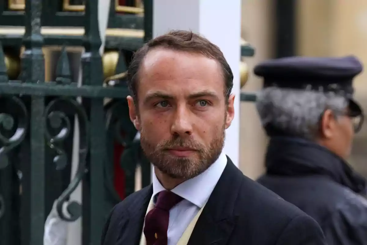James Middleton amb vestit formal i corbata en un entorn urbà James Middleton amb vestit formal i corbata en un entorn urbà