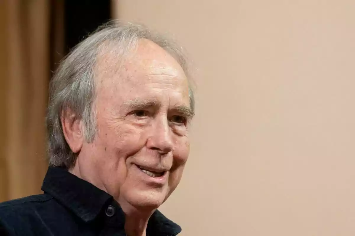 Joan Manuel Serrat con cabello canoso y una expresión sonriente lleva una camisa oscura. Joan Manuel Serrat con cabello canoso y una expresión sonriente lleva una camisa oscura.