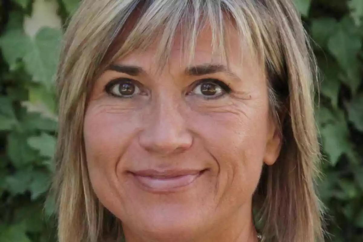 Primer pla de Julia Otero somrient amb serrell en una imatge d'arxiu Primer pla de Julia Otero somrient amb serrell en una imatge d'arxiu