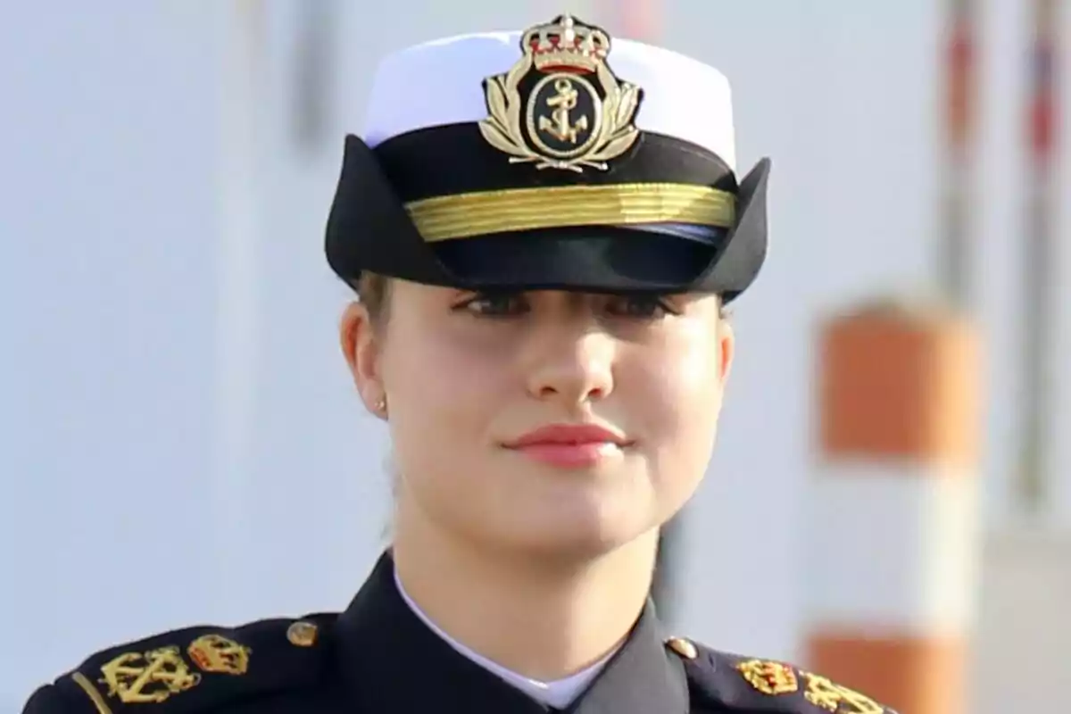 Leonor con uniforme militar y gorra blanca con insignia dorada. Leonor con uniforme militar y gorra blanca con insignia dorada.