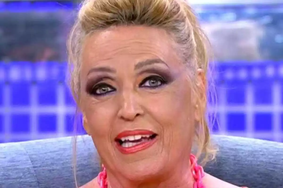 Primer pla de Lydia Lozano asseguda al polígraf del programa 'Deluxe' mirant a càmera Primer pla de Lydia Lozano asseguda al polígraf del programa 'Deluxe' mirant a càmera
