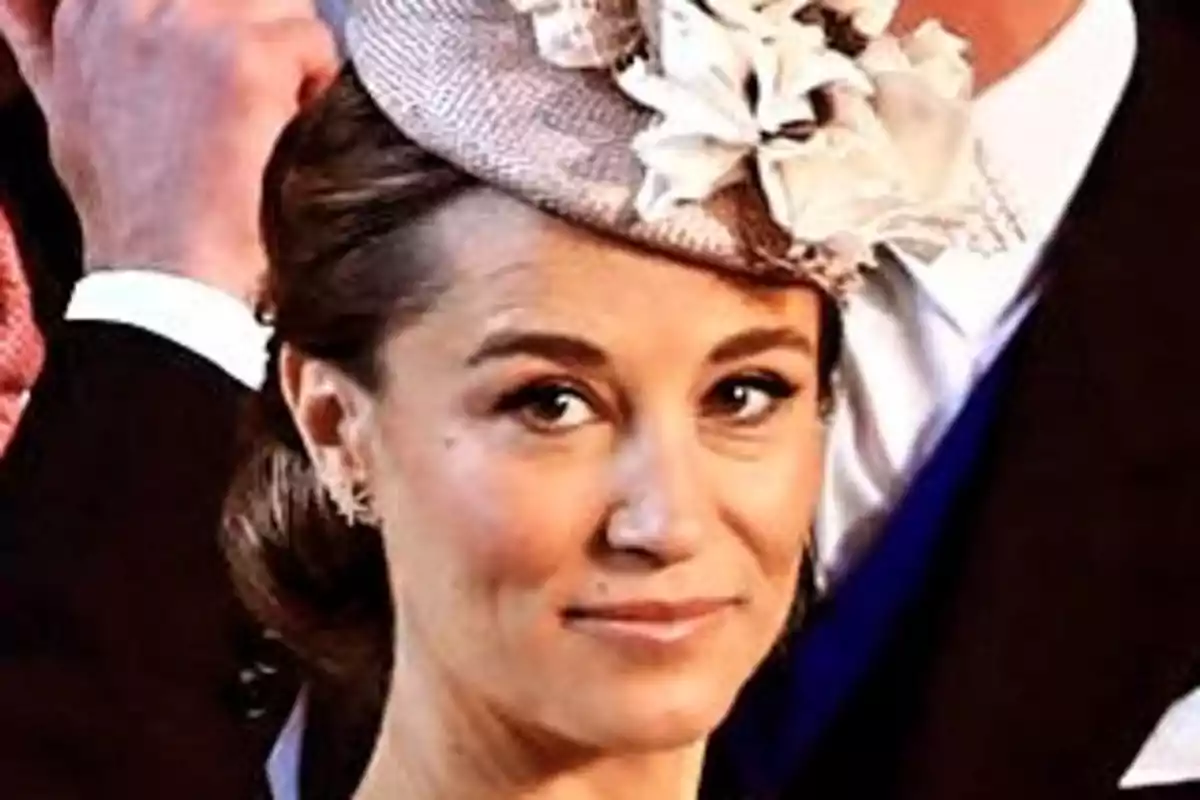 Pippa Middleton amb un barret elegant i una expressió serena.