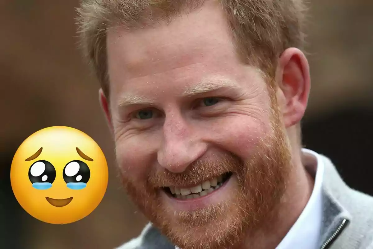 Un home pèl-roig somrient amb un emoji de cara emocionada al costat.