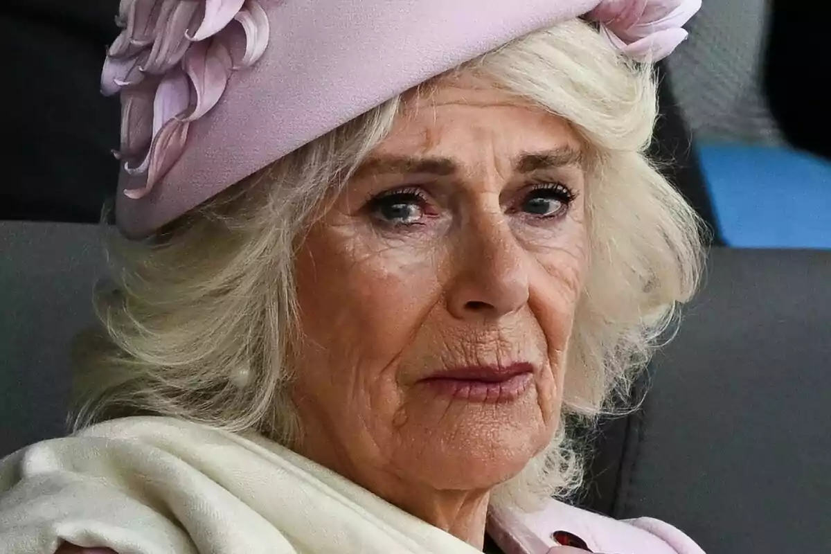 Primer pla de la reina Camila plorant amb un tocat rosa. Primer pla de la reina Camila plorant amb un tocat rosa.