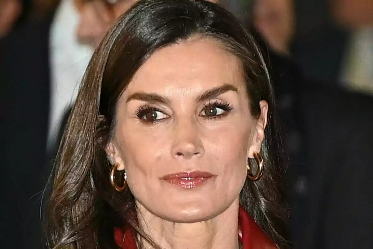 La reina Letizia con pendientes dorados y expresión seria La reina Letizia con pendientes dorados y expresión seria