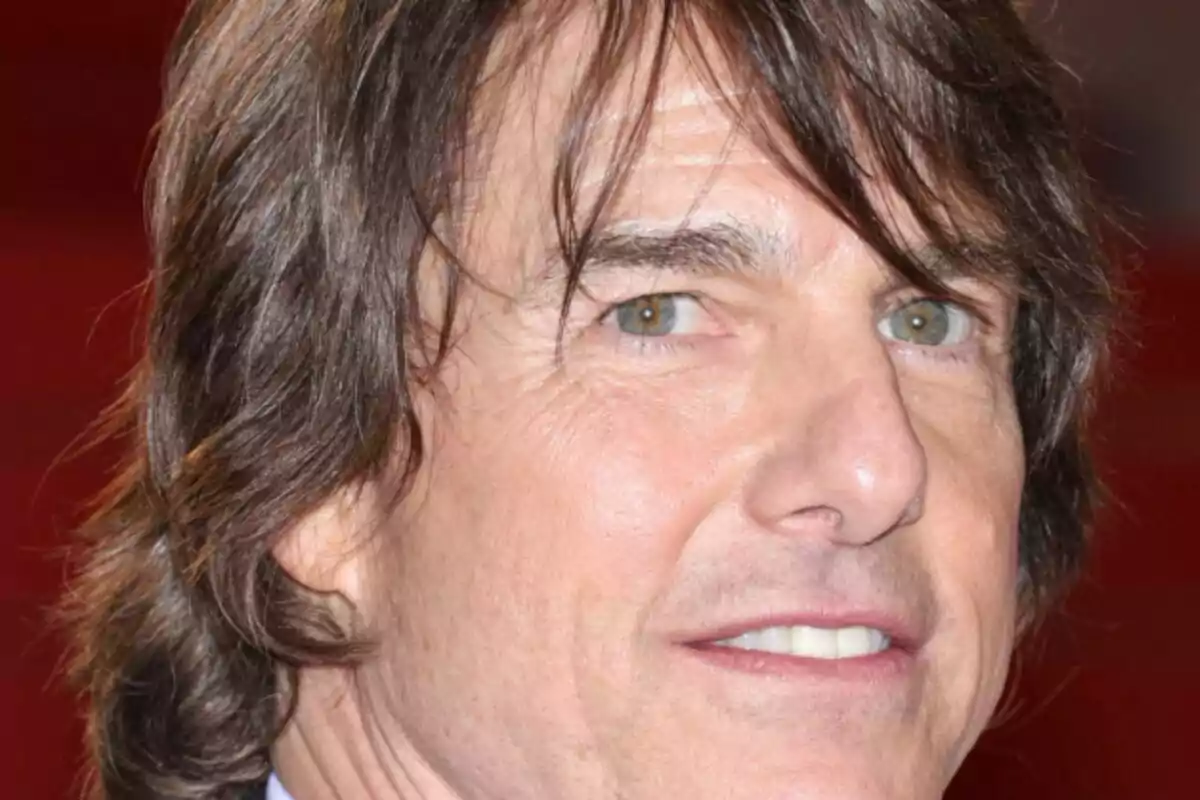Primer plano de Tom Cruise con expresión neutra. Primer plano de Tom Cruise con expresión neutra.