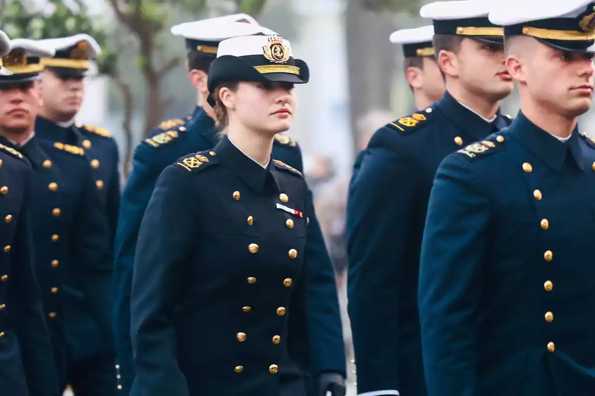 La princesa Leonor en uniforme naval marxant en formació. La princesa Leonor en uniforme naval marxant en formació.
