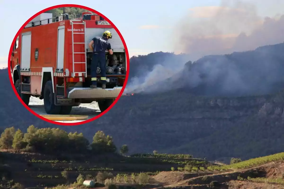 Un camió de bombers amb un bomber treballant-hi, emmarcat en un cercle vermell, i al fons un paisatge muntanyós amb un incendi forestal.