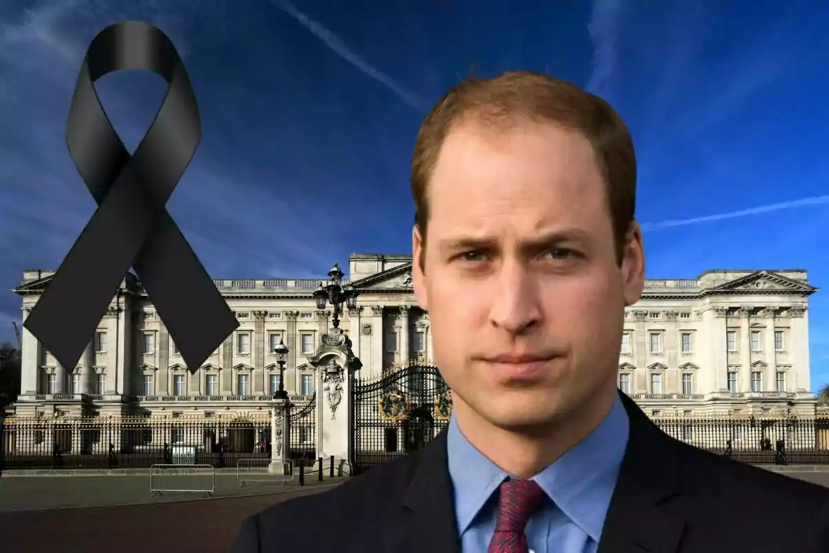 Home amb vestit davant del Palau de Buckingham amb un llaç negre de dol a la cantonada esquerra