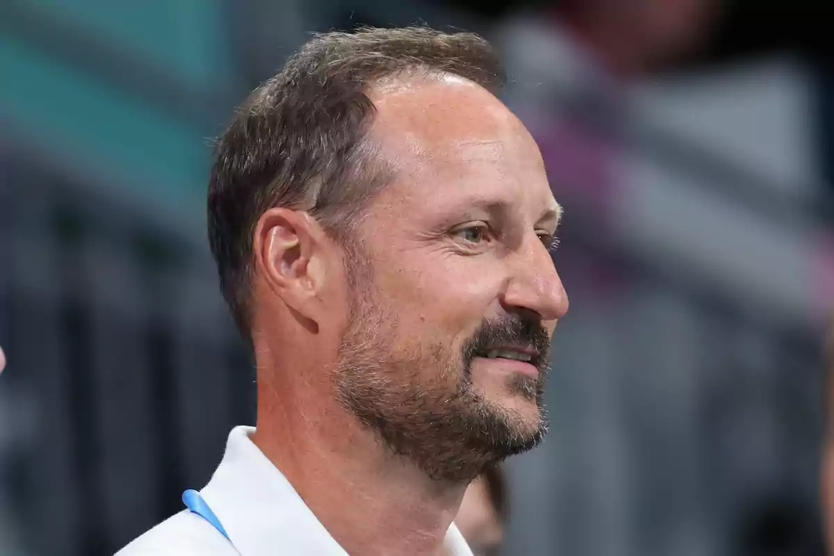 El príncep Haakon de perfil amb barba i cabell curt en un entorn interior. El príncep Haakon de perfil amb barba i cabell curt en un entorn interior.