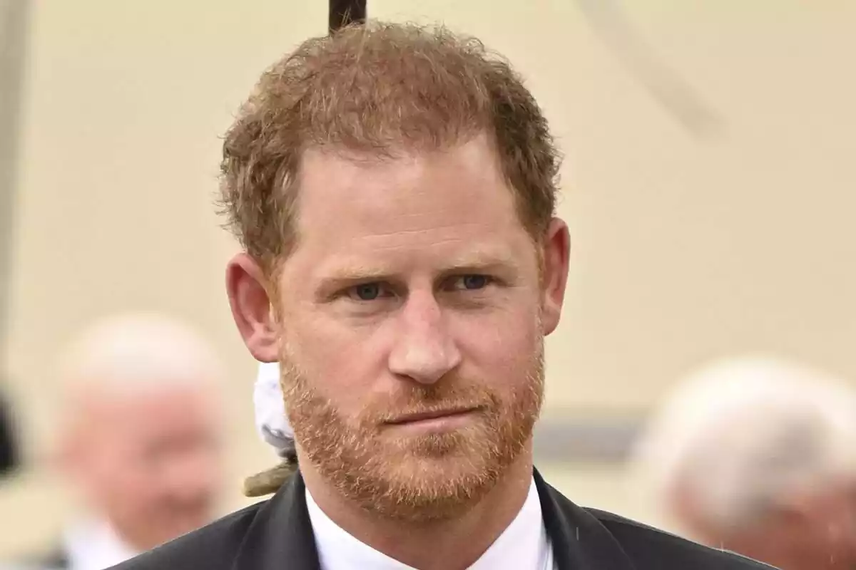 Primer pla del príncep Harry amb rostre molt seriós Primer pla del príncep Harry amb rostre molt seriós