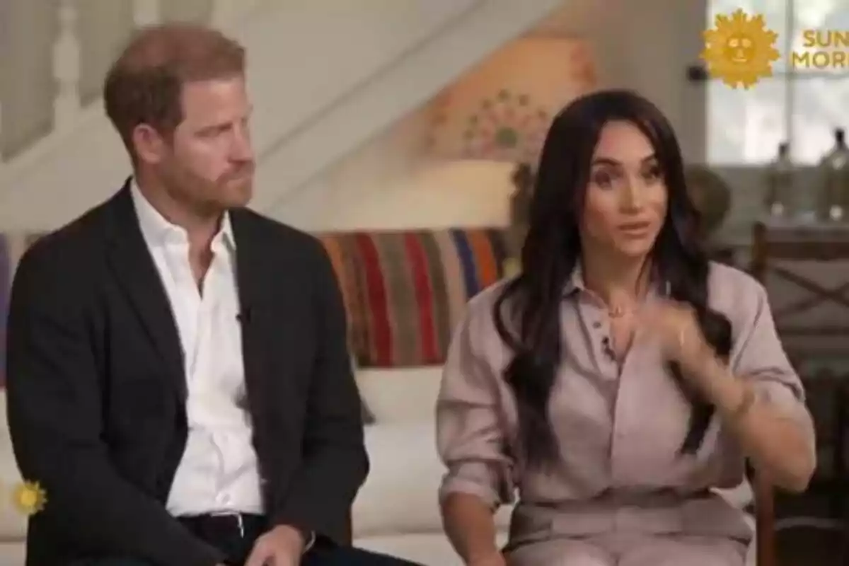 Príncep Harry i Meghan Markle asseguts en un sofà durant una entrevista a un programa de televisió matutí. Príncep Harry i Meghan Markle asseguts en un sofà durant una entrevista a un programa de televisió matutí.