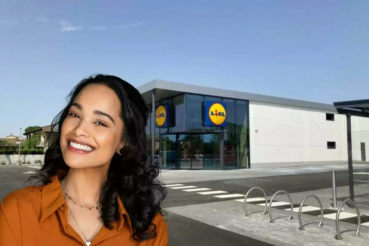 Una dona somrient davant d'una botiga Lidl.